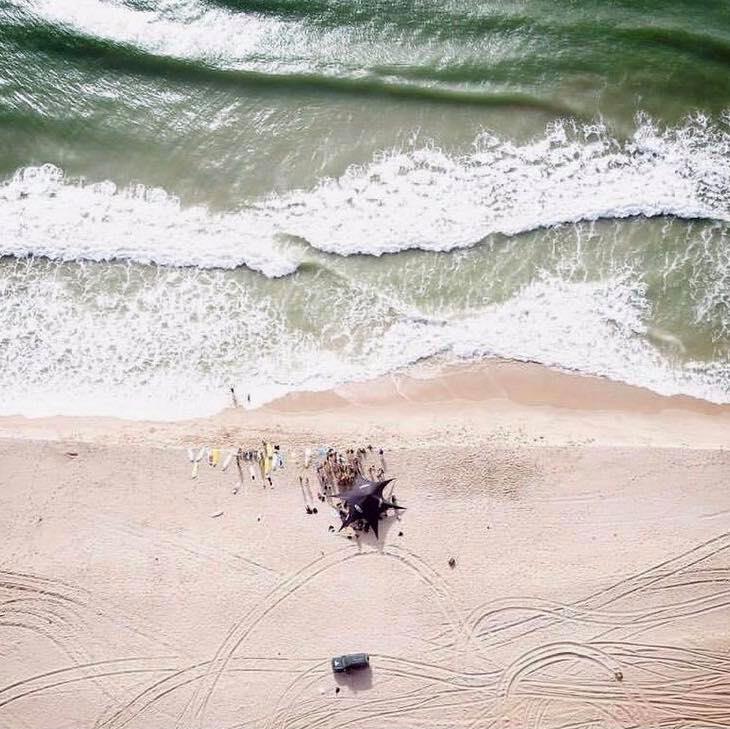 contest installation au bord de l'eau avec des vagues