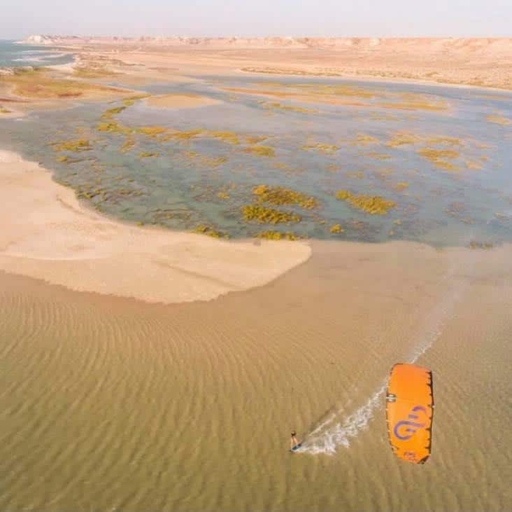 kitesurfer entrain de naviguer dans la baie