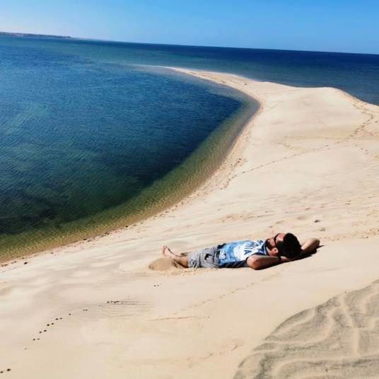 homme lagon dune sable
